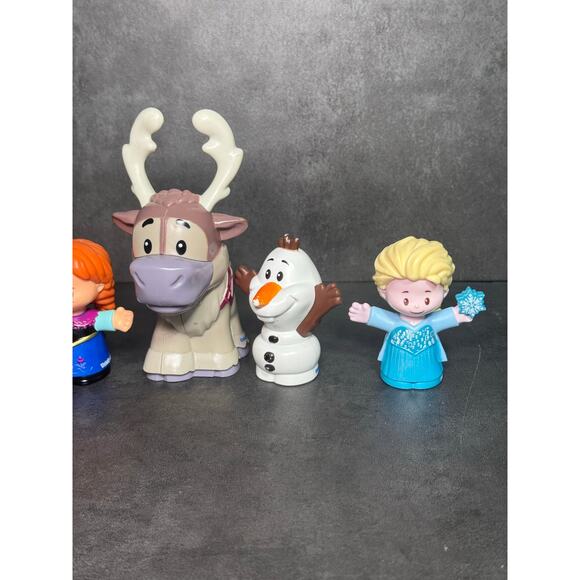 Little People Frozen Elsa's Ice Palace Castle & Kristoff’s Sleigh Sled w/ Sven - Picture 9 of 10